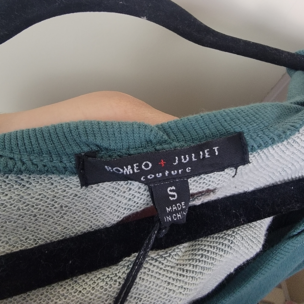 Romeo &Juliet Couture Sage Green Distressed Crew neck Sweatshirt Pullover Sz S - Picture 8 of 12